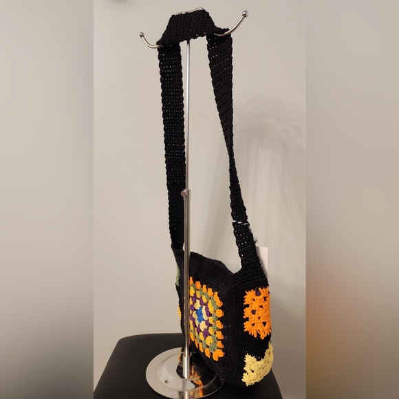 Small Multi-color crochet handbag with magnetic button clasp - Picture 2 of 4